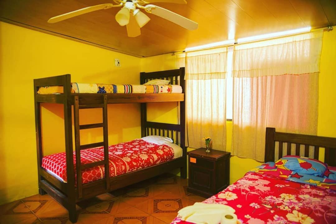 Hostal Henrry'S Hotel Миндо Екстериор снимка