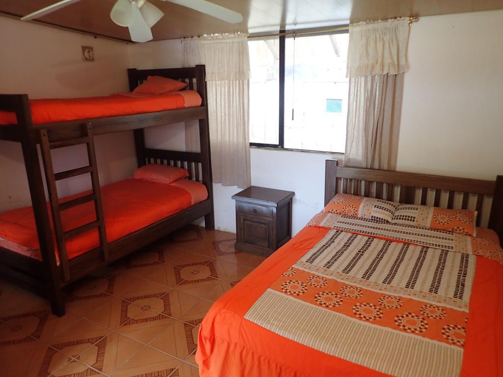 Hostal Henrry'S Hotel Миндо Екстериор снимка